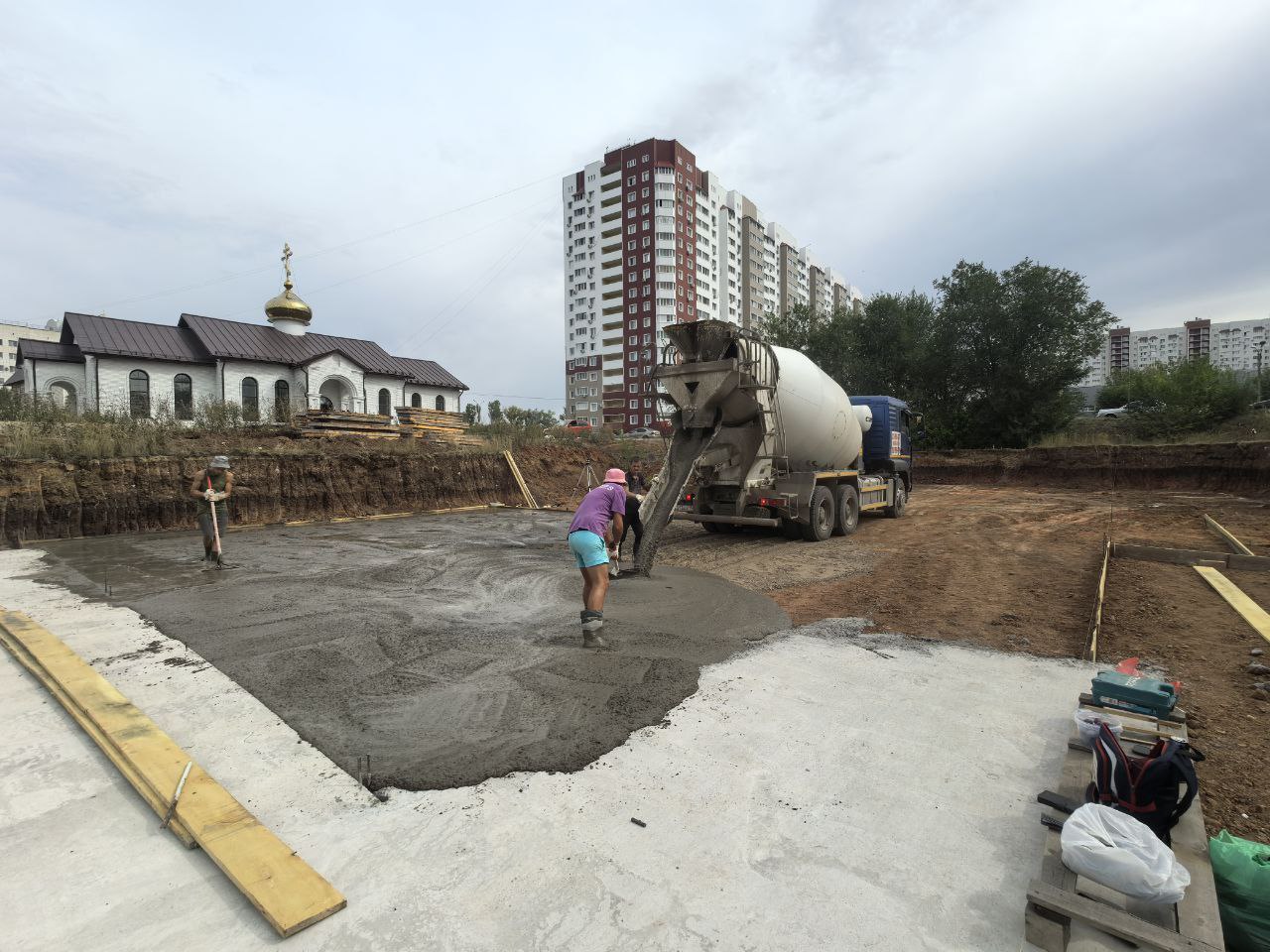 В Оренбурге началось строительство храма с 30 метровой колокольней На пересечении проспекта Победы и улицы Транспортной в Оренбурге приступили к возведению нового храмового комплекса в честь Божией Матери Всецарица Участок под строительство был выделен администрацией города Ранее на этом месте уже был построен и введён в эксплуатацию храм святой Таисии а теперь начинается строительство нового сооружения По проекту храм будет иметь пять куполов и встроенную звонницу высота которой составит 31 метр В настоящее время подготовлен котлован и началась заливка бетонного основания Работы выполняют неравнодушные прихожане обладающие опытом строительства