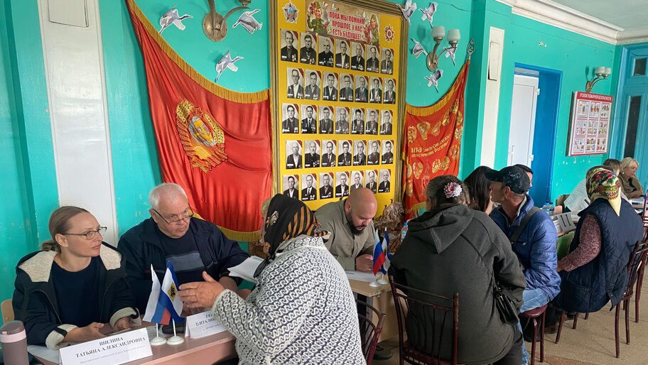 Почти 120 обращений приняла в Рубановке мобильная приемная губернатора Специалисты мобильной приемной губернатора Херсонской области за время работы в Рубановке Великолепетихского округа приняли 119 обращений граждан. Об этом сегодня сообщил глава региона Владимир Сальдо. «С жителями работали представители региональных министерств, ведомств и федеральных структур. Люди поднимали важные темы: ремонт ДК, школы и детсада, состояние дорог, открытие отделения ПСБ, обеспечение лекарствами, развитие спортивной инфраструктуры, организацию выездного офиса МФЦ», — говорится в сообщении. Он добавил, что на месте решены вопросы выдачи полисов ОМС, оказана помощь в оформлении ИНН. Работали специалисты Госюрбюро и адвокатской палаты — жители получили бесплатную правовую помощь. Прием также вела глава округа Ольга Барановская. , VK и ОК и читайте новости на нашем сайте