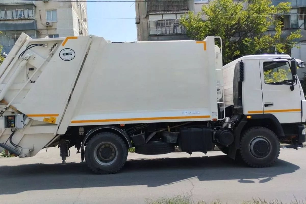 В Новороссийске увеличили количество уборочной техники перед курортным сезоном. Количество техники увеличат на 10 единиц. Новые мусоровозы позволят не допустить скопления ТКО на площадках для хранения. Кубанские Новости