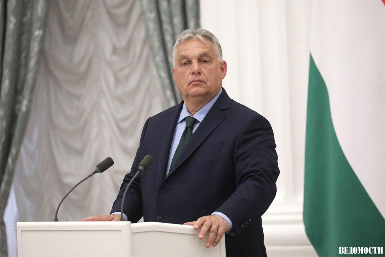 Премьер министр Венгрии Виктор Орбан может стать президентом страны Это предусматривает сценарий с последующим усилением полномочий Орбана чтобы сохранить контроль над государством независимо от исхода парламентских выборов в апреле пишет Bloomberg В некоторых опросах его партия Фидес уступает оппозиции с двузначным разрывом Реформа конституции должна превратить в основном церемониальную должность президента в ключевой центр власти отмечает агентство Ранее венгерский парламент уже одобрил законопроект Фидес затрудняющий процедуру отстранения президента что рассматривается как часть подготовки к возможной реформе Telegram Max