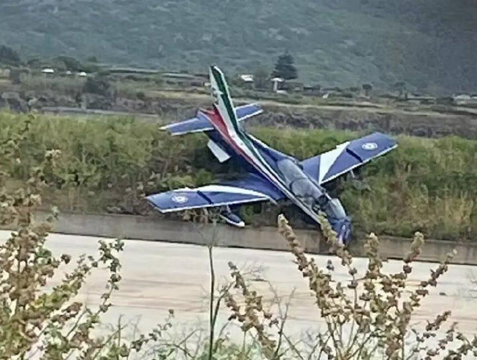 Три самолёта Frecce Tricolori столкнулись в воздухе на острове Пантеллери Во время авиашоу на итальянском острове Пантеллерия произошел инцидент с участием пилотажной группы Frecce Tricolori. Три реактивных самолёта MB-339 столкнулись в воздухе во время полёта в строю. В сети появилось видео, на котором видно, как один из самолётов задевает два других. К счастью, все три пилота смогли благополучно посадить машины. Два самолёта получили серьёзные повреждения, а третий при аварийной посадке выкатился за пределы ВПП. Один из пилотов госпитализирован с подозрением на перелом ноги. Итальянские ВВС подтвердили, что в инциденте участвовали самолёты под номерами 6, 8 и 9. В 2023 году один из самолётов Frecce Tricolori разбился вскоре после взлёта, тогда самолёт по инерции столкнулся с автомобилем на земле. В результате погибла пятилетняя девочка погибла на земле, а ее родители получили ранения. AviaNews