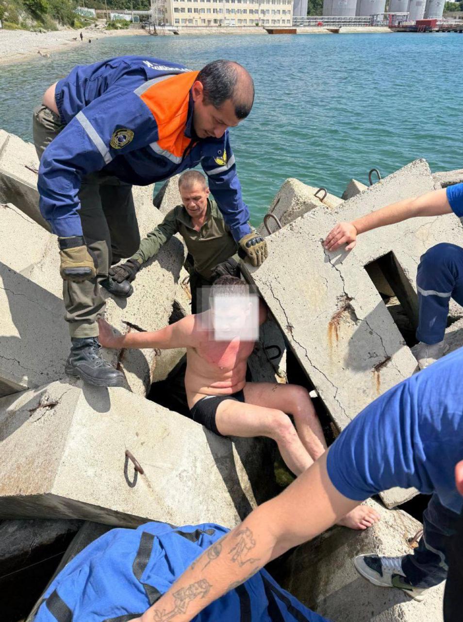 В Новороссийске пьяный мужик собрался искупаться, но по пути к воде выронил телефон. Тот упал между защитными сооружениями, тогда мужик полез его доставать и застрял сам. Доставали застрявшего уже спасатели, в процессе он изрядно поцарапался. Купаться теперь будет не очень приятно. О судьбе телефона не сообщается.