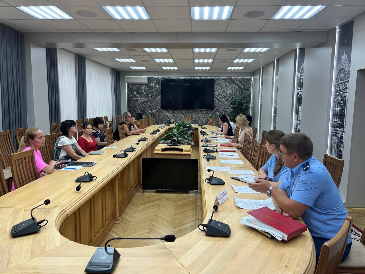 Прокуратурой города Армавира проведен прием участников специальной военной операции и членов их семей   Работниками прокуратуры города совестно с представителями администрации муниципального образования, социальной защиты населения, военного комиссариата проведен прием членов семей участников специальной военное операции.  В ходе приема от граждан поступили обращения по вопросам получения мер государственной поддержки, государственных наград, установления юридических фактов и прочие.  В рамках встречи гражданам разъяснены положения действующего законодательства, регламентирующие меры социальной поддержки для указанной категории граждан, даны ответы на все интересующие вопросы, в том числе возникающие в бытовой сфере, а также касающиеся оказания адресной помощи, приняты обращения, рассмотрение которых поставлено прокурором города на личный контроль.  Работа в данном направлении продолжается.