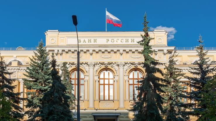 Россияне не верят в инфляцию — но ЦБ всё равно слушает их Центробанк выяснил, что россияне игнорируют данные об инфляции и успехи ЦБ в борьбе с ростом цен. Это может говорить о недоверии к официальной статистике или слабом понимании, как связаны экономика и политика регулятора. Тем не менее, именно мнение граждан о будущем росте цен влияет на решения по ключевой ставке. Эксперты признают, что ожидания — штука неточная и зависят от внешних факторов, но лучший индикатор настроений экономики пока не придумали. / Реклама СЕРТ НА 5000!