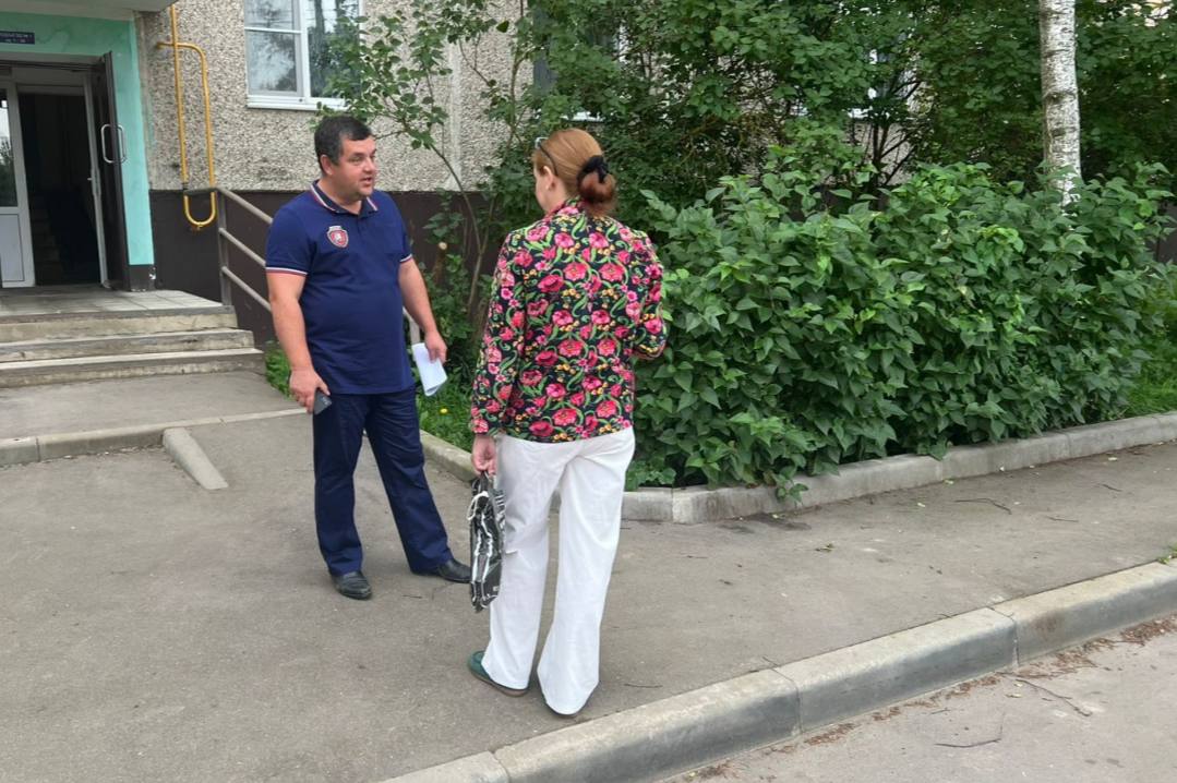 Сотрудники «Московской безопасности» провели рейд по выявлению незаконной миграции в посёлке Курилово  В ходе мероприятия были обнаружены три квартиры в доме №4, предположительно используемые для нелегального размещения иностранных граждан.  Сотрудниками ОМВД «Краснопахорский» по данному факту была проведена проверка.  За нарушения миграционного законодательства на собственников были составлены административные протоколы.    «Сотрудники ГКУ “Московская безопасность” осуществляют систематические обходы многоквартирных домов с целью выявления потенциальных угроз: нарушений правил пожарной безопасности, ненадлежащего санитарного состояния, а также несанкционированного доступа к подвальным и чердачным помещениям», - добавила муниципальный депутат Ольга Мельникова.  ℹ Ранее в поселке Курилово представители «Московской безопасности» совместно с сотрудниками управляющей компании произвели закрытие и опломбирование открытых чердаков и подвалов.