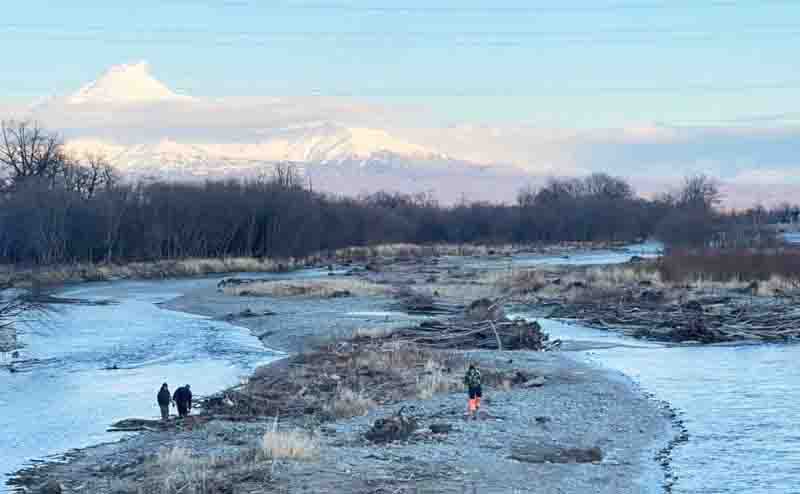 В Елизове готовятся к возможным паводкам Специалисты расчищают русло и укрепляют берега Авачи В Елизовском округе готовятся к возможному ухудшению паводковой ситуации Профилактические работы проводятся на главной водной артерии округа реке Авача Они направлены на увеличение её пропускной способности Подробности по ссылке   kamtime ru article a545d27e f24c 405a baf7 f5d78b775667