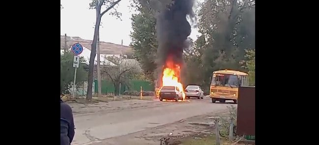 Жителей посёлка в Ростовской области напугал полыхающий автомобиль    В посёлке Тарасовском Ростовской области спасателям пришлось тушить полыхающий легковой автомобиль. Кадры с места происшествия опубликовали в местном ТГ-канале.    На видео показано, что пламя практически полностью охватило машину. Инцидент случился на улице Ленина прямо напротив Центральной районной больницы.    Местные жители уточняют, что возгорание произошло около 8:00. Предположительно, это случилось из-за замыкания электропроводки.         Предложи нам новость