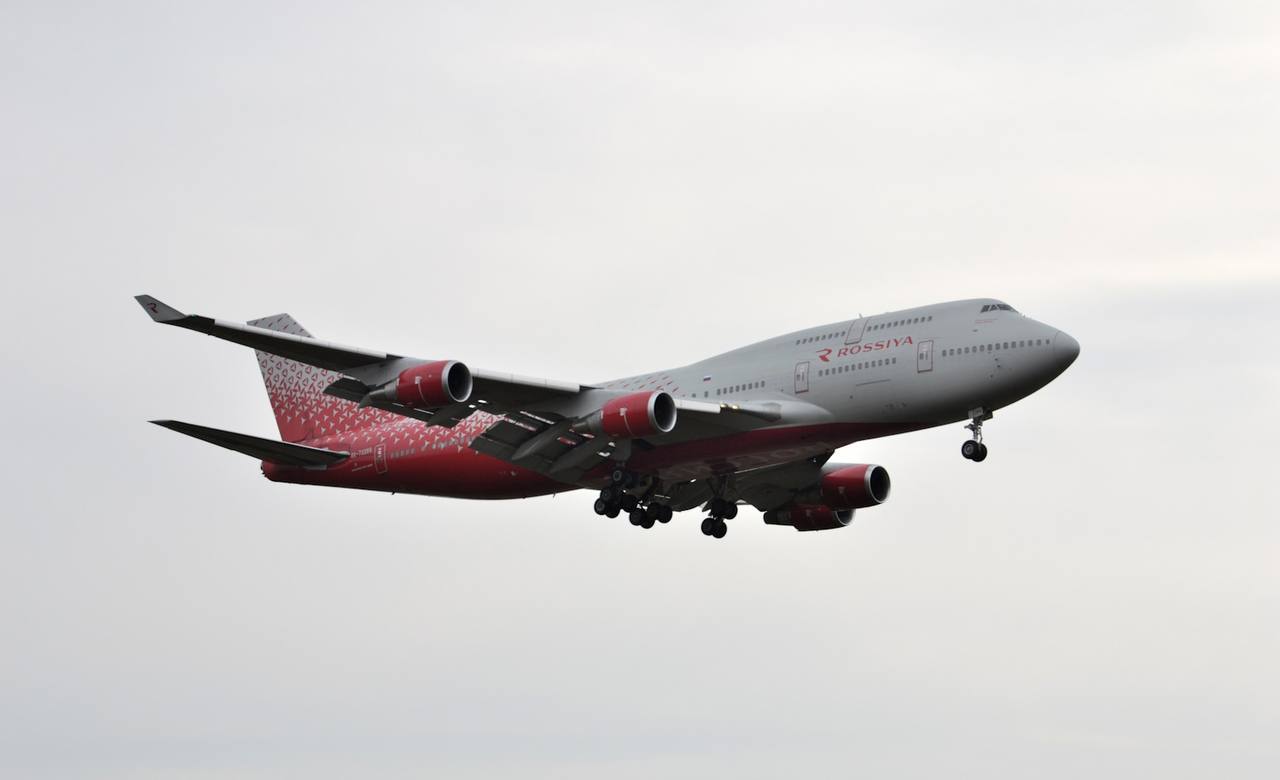 «Боинг 747» авиакомпании «Россия» он выполнял совмещённый рейс с «Аэрофлотом» готовится к экстренной посадке в аэропорту Шереметьево. Сейчас самолёт кружит над Москвой, сжигая топливо. По данным «Базы», борт совершал перелёт из Москвы в Анадырь. Однако, по предварительным данным, через некоторое время после вылета у самолета обнаружились технические неполадки, и КВС принял решение вернуться в Москву. На борту самолёта находятся 282 пассажира. UPD. Борт совершил посадку. Подписывайтесь, это Baza