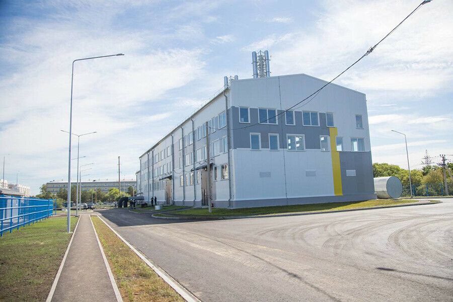 В Благовещенске проложат 20 километров газовых сетей. О том, по каким районам города они пройдут, рассказали в мэрии. Внутригородские газовые сети пройдут от 800-го квартала через 5-ю стройку до Театральной. Далее – переход на Чайковского и разветвление в сторону «Амурского бройлера», в сторону Судостроительного завода и далее – до Первомайского парка. Ещё одни сети пройдут на улице Нагорной через Игнатьевское шоссе до улицы Харченко и на ней. Администрация Благовещенска и подрядные организации стараются минимизировать вред для природы при прокладке газопровода – предусмотрен комплексный подход к сохранению и восстановлению зеленого фонда. Строительные работы завершат в конце этого года. Пусконалодочные работы проведут в следующем.