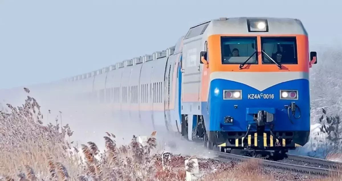 В начале зимы запустят пассажирский поезд Алматы Ташкент С 14 декабря 2025 года Пассажирские перевозки дочерняя компания Казахстанских железных дорог возобновят пассажирское ж д сообщение между южной столицей Казахстана и столицей Узбекистана По маршруту будет ежедневно курсировать поезд Тальго с вагонами повышенной комфортности Он будет перевозить до 400 пассажиров в сутки Ранее LogiStan писал о том что власти Казахстана намерены предоставить компании Пассажирские перевозки кредит на покупку новых вагонов 142 5 млрд тенге 263 3 млн по текущему курсу Logistan info Логистика Экономика