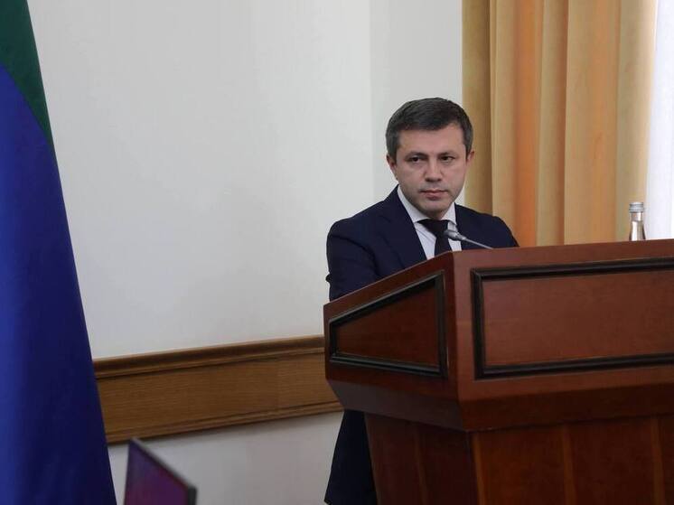 Второй рынок Махачкалы хотят оснастить терминалами для безналичной оплаты О соответствующем пилотном проекте на совещании председателю правительства республики Абдулмуслиму Абдулмуслимову доложил министр промышленности и торговли РД Низам Халилов Инициатива разработана в соответствии с поручением руководства региона и направлена на системное увеличение доли безналичных расчётов на рынках Дагестана Второй рынок в Махачкале выбран в качестве первого крупного объекта для реализации этого проекта Как отметил Халилов положительная динамика в этом направлении уже наблюдается Согласно данным Центрального банка России количество электронных терминалов в торговых организациях Дагестана на 1 октября 2025 года достигло 18 972 единиц что на 24 больше чем в начале года 15 278 единиц