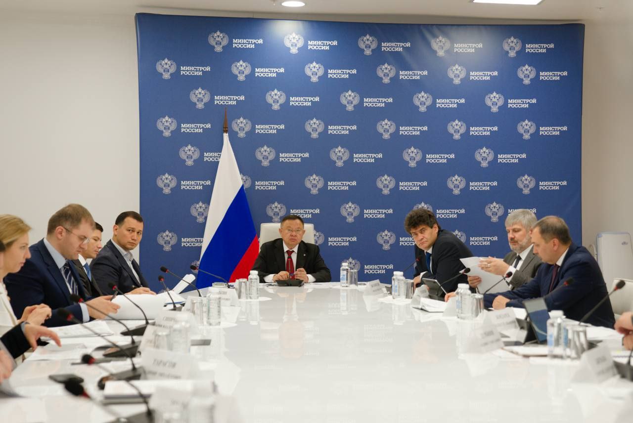 В Минстрое обсудили капремонт, модернизацию коммуналки и завершение проектов на Волге и Байкале На еженедельном совещании рассмотрели реализацию региональных программ капитального ремонта МКД, модернизацию коммунальной инфраструктуры и финансирование через индивидуальные и казначейские инфраструктурные кредиты. Также глава Минстроя России Ирек Файзуллин обратил внимание региональных команд на важность работы по замене лифтов в МКД и оперативному завершению утверждения соответствующих планов.