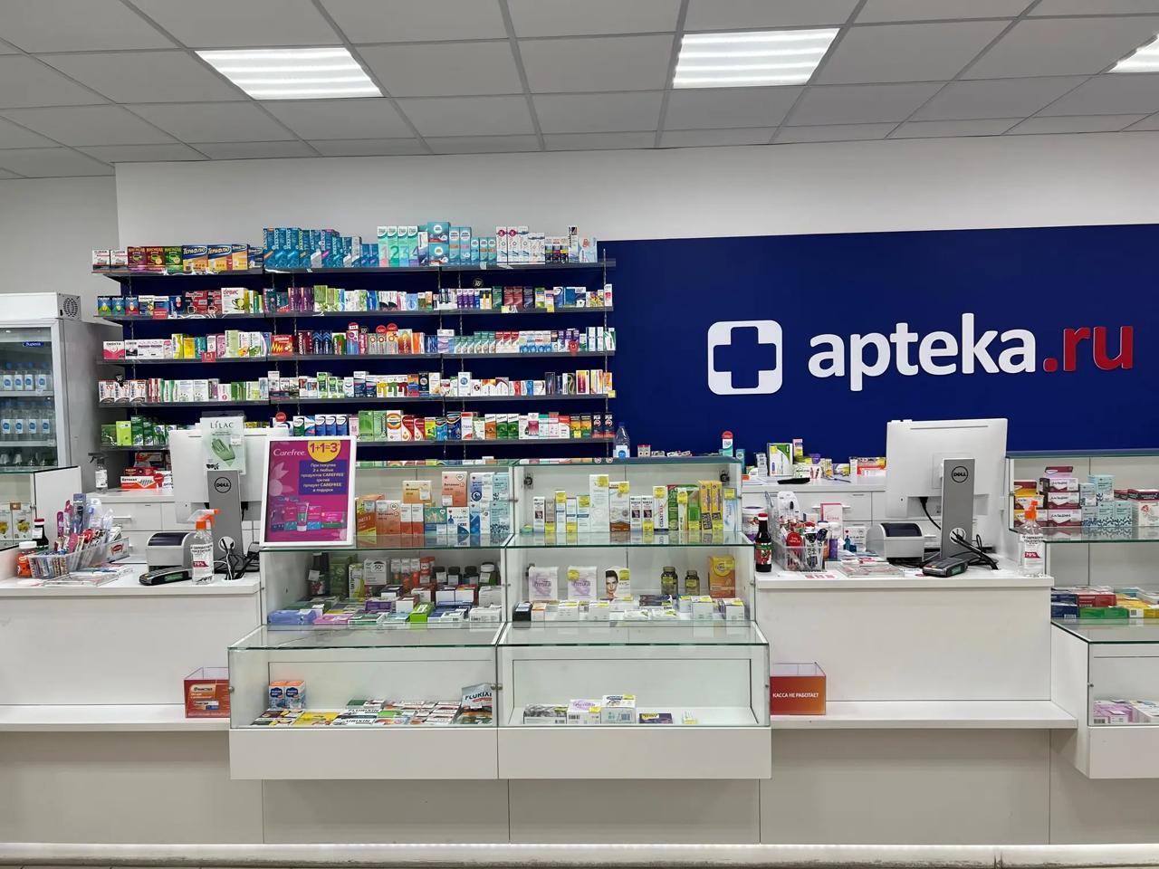 Препараты для экстренной контрацепции на основе мифепристона пропали из российских аптек  Таблетки на основе мифепристона, в частности препараты «Женале» и «Гинепристон», исчезли из крупных российских аптек. Об этом сообщает «Вёрстка».  На сайтах аптечных сетей «Горздрав», «ЕАптека» и «Аптека.ру» на момент публикации полностью отсутствуют препараты на основе мифепристона. На сайте «Ригла» указаны три наименования, но их нет в наличии.  Журналисты также обзвонили шесть крупных аптечных сетей — в каждой подтвердили, что препаратов с мифепристоном нет в наличии по всей России. В «Горздраве» и «36.6» сообщили, что поставки просто прекратились.  «Они не то чтобы пропали — возможно, поставки возобновятся. Просто у нас нет информации, когда», — пояснила фармацевт одной из сетей.   Официального запрета на продажу препаратов с мифепристоном в России нет. Однако с 1 сентября 2024 года такие лекарства были внесены в список препаратов, подлежащих предметно-количественному учету  ПКУ . Это означает, что аптеки обязаны вести документацию по их хранению, поступлению и отпуску, а также продавать их только по рецепту.  Кроме того, Минздрав ограничил применение препаратов на основе мифепристона в дозировке 200 мг — теперь они разрешены только в условиях медицинского учреждения и под наблюдением врача. В такой дозировке мифепристон используется исключительно для медикаментозного прерывания беременности. В то же время средства для экстренной контрацепции содержат лишь 10 мг мифепристона и не предназначены для аборта.   Препараты для экстренной контрацепции на основе других действующих веществ — например, «Постинор» — по-прежнему доступны в аптеках.  Задонатить «Косе»   Подписаться   Вступить в комьюнити