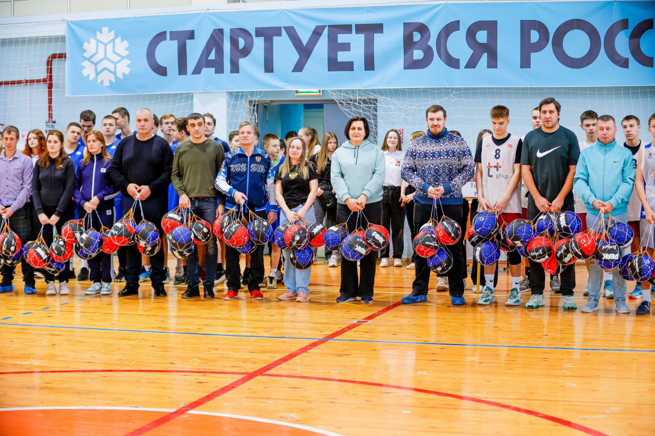 В Курской области прошёл предварительный этап школьной лиги «КЭС-БАСКЕТ».  В физкультурно-оздоровительном комплексе «Старт» поселка Кшенский завершился один из предварительных этапов школьной лиги «КЭС-БАСКЕТ». На торжественной церемонии открытия присутствовали врио заместителя председателя Правительства Курской области Оксана Крутько,и.о. министра физической культуры и спорта Курской области Вячеслав Харитонов, олимпийская чемпионка, депутат областной думы, руководитель фонда «Спортивное поколение» Евгения Ламонова.    «КЭС-БАСКЕТ» в нашем регионе проводится уже в 13 раз. Нынешний сезон начался в ноябре 2024 года. Турнир объединил 201 команду из 20 муниципальных районов. В ФОКе «Старт» собрались сильнейшие школьные команды из Советского, Касторенского, Тимского районов и Щигров.    На открытии соревнований Минспорт Курской области и Фонд «Спортивное поколение» передали детско-юношеской спортивной школе Советского района вагончик для раздевалок и хранения лыжного инвентаря, татами для дзюдоистов, волейбольные и футбольные мячи, дартс, гири и пояс для пауэрлифтинга, ракетки и мячи для настольного тенниса, инвентарь для плавания. Кроме того, участникам «КЭС-БАСКЕТА» от организаторов соревнований были переданы мячи.    Финальная часть турнира пройдет в Курске в СКК 17 – 18 февраля. #спорт46