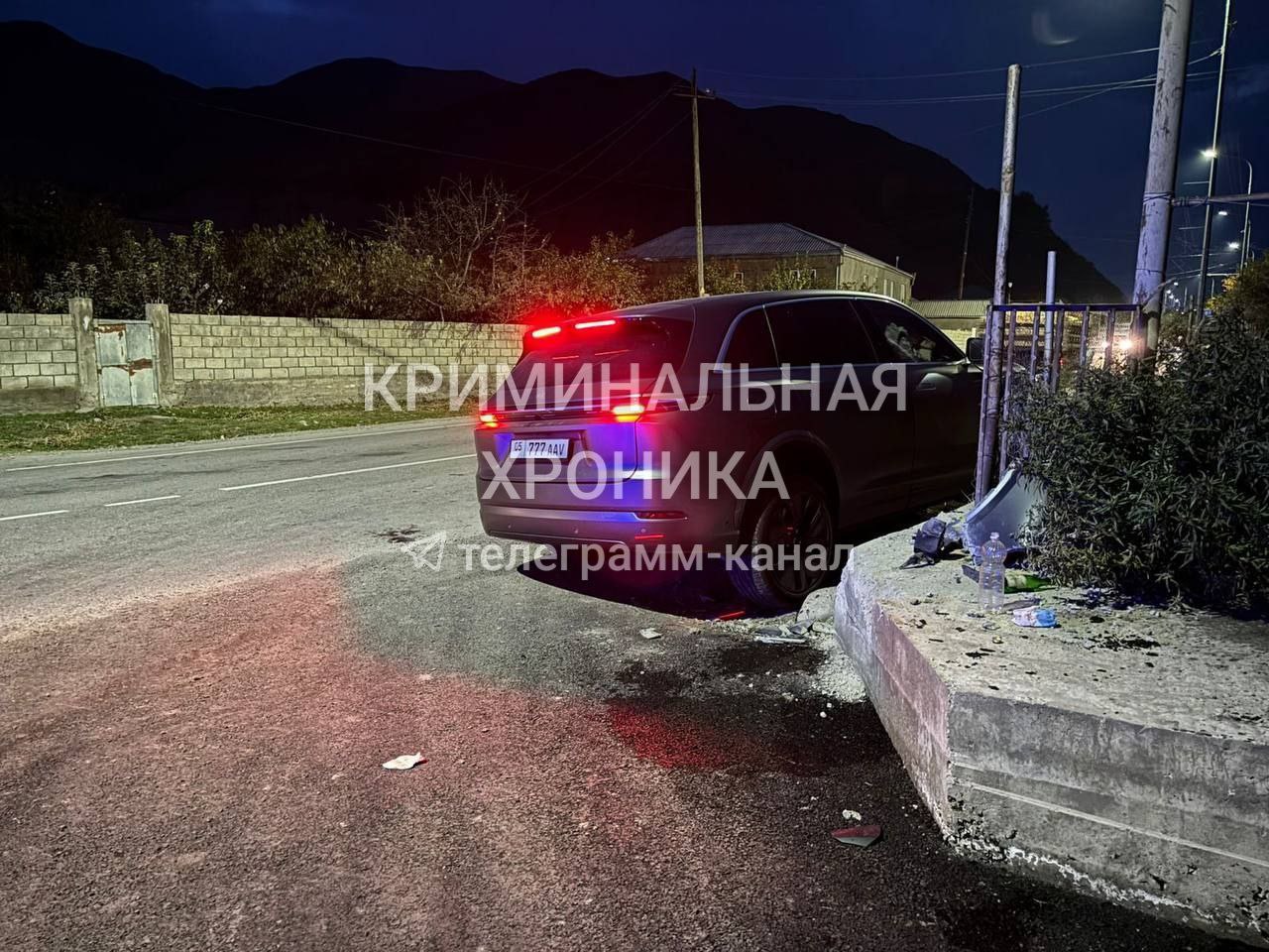 Китайский кроссовер влетел в ограду в Ахтынском районе один человек погиб Водитель Lixiang L7 не справился с управлением на 67 км дороги Магарамкент Ахты Рутул Погибла 74 летняя пассажирка ещё три человека попали в больницу Подписывайся на Mash Gor