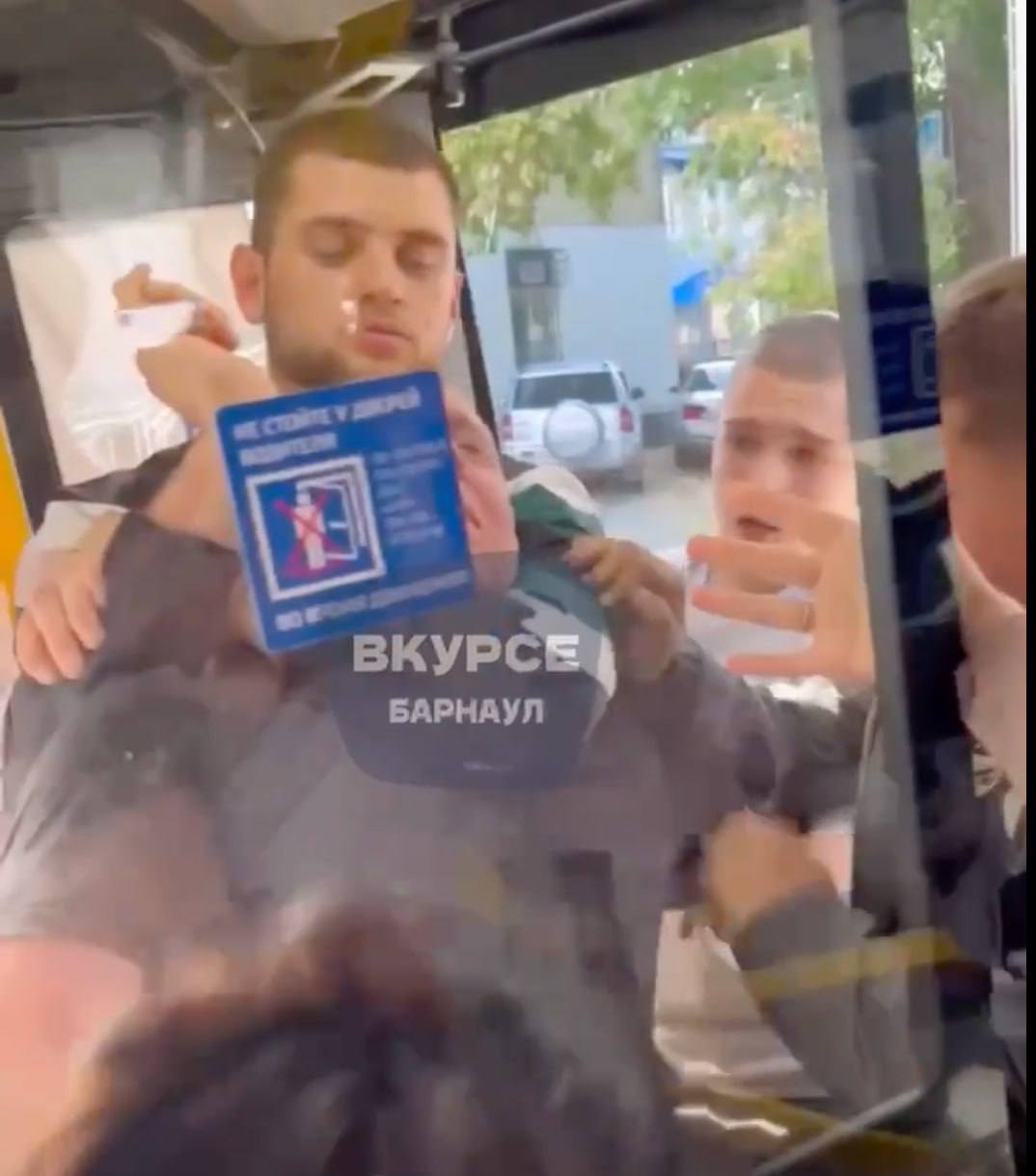 Троих барнаульцев отправили в колонию за избиение водителя автобуса Октябрьский районный суд Барнаула вынес приговор трём местным жителям которые 16 сентября 2025 года напали на водителя общественного транспорта на улице Северо Западной Об этом сообщает пресс служба судов Алтайского края Мужчин признали виновными в хулиганстве группой лиц с применением насилия на транспорте общего пользования В суде они полностью признали вину извинились перед пострадавшим и выплатили ему компенсацию морального вреда попросив прекратить дело за примирением Однако суд учёл все обстоятельства и назначил реальные сроки от одного года до одного года девяти месяцев лишения свободы Всех троих взяли под стражу прямо в зале суда Приговор пока не вступил в законную силу МЫ В МАХ