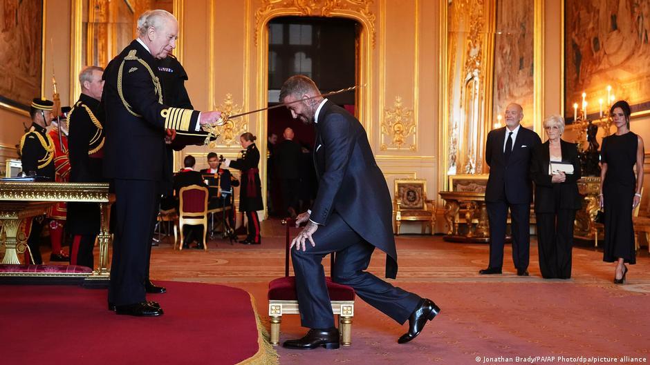 Так король Великобритании Карл III посвятил Дэвида Бекхэма в рыцари Бывший капитан сборной Англии удостоен этого звания за заслуги перед футболом и британским обществом 50 летний Бекхэм включен в наградной список по случают предстоящего дня рождения короля Теперь Дэвида Бекхэма будут называть сэром а его супругу Викторию леди dwglavnoe