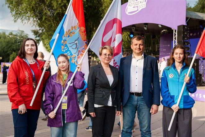 Назначен новый министр молодежной политики Самарской области Им стал Владимир Усов Владимиру Усову 43 года. Является кандидатом социологических наук, доцентом, сотрудником Приволжского государственного университета путей сообщения, занимает должность председателя правления Самарского регионального отделения Российских студенческих отрядов РСО . Ранее должность занимала Наталья Рогова.
