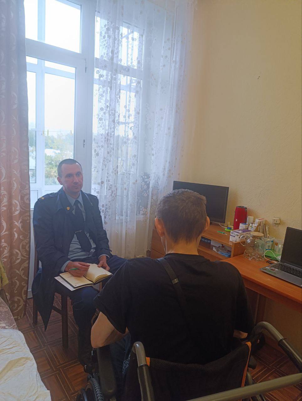 Прокуратура Ленинского административного округа города Тюмени провела прием участников специальной военной операции в медицинских учреждениях Заместитель прокурора Ленинского административного округа города Тюмени Максим Перепелкин посетил участников специальной военной операции проходящих лечение в Областной клинической больнице 2 и Пансионате для ветеранов войны и труда Участникам СВО рассказано о возможности обратиться в органы прокуратуры по вопросам защиты их прав оказанию содействия в получении мер социальной поддержки и другим вопросам даны ответы на интересующие вопросы По просьбе участника специальной военной операции ему оказано содействие в получении документов из воинской части Также в рамках визита проведены рабочие встречи с руководством медицинских учреждений обсуждены вопросы оказания медицинской помощи лечения и реабилитации участников СВО дальнейшего взаимодействия лечебных учреждений и прокуратуры округа