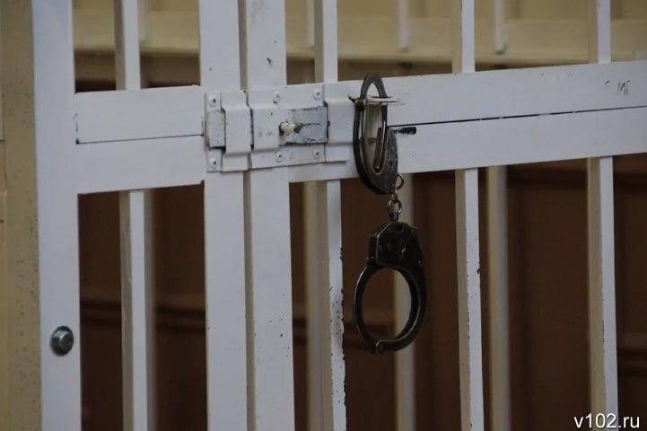 В Волгограде силовики задержали частного детектива По версии следствия мужчина приторговывал персональными данными граждан В январе 2025 года к нему обратился гражданин с просьбой за денежное вознаграждение предоставить ему сведения доступ к которым ограничен федеральным законодательством в отношении третьего лица Фигурант согласился сообщили в пресс службе волгоградского Следкома По заказу клиента фигурант собрал полный пакет персональных данных гражданина включая информацию о регистрации состоянии счёта сведения о доходах номере СНИЛС и ИНН а также иные сведения являющиеся личной и семейной тайной За свою деятельность специалист получил вознаграждение в размере 22 тыс рублей