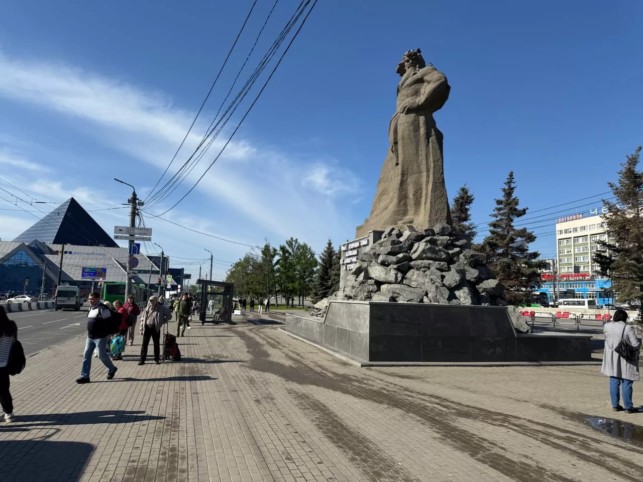 Нелегальные киоски на Привокзальной площади Челябинска сменили скамейки и клумбы Привокзальную площадь Челябинска избавили от нелегальных киосков, на смену которым пришли скамейки, урны и клумбы. Первый этап благоустройства рядом с памятником «Сказ об Урале», являющимся объектом культурного наследия регионального значения, был проведен здесь по поручению главы города Алексея Лошкина – во избежание повторного появления незаконных объектов. «Территорию закрепили за подрядчиком, который поддерживает здесь порядок», - рассказали в пресс-службе администрации Челябинска. В мэрии также сообщили, что на этом работа не закончена – во второй части Привокзальной площади выправят тротуарную плитку, пострадавшую от ларьков-нелегалов. После там также поставят лавочки и установят урны. URALPRESS.RU