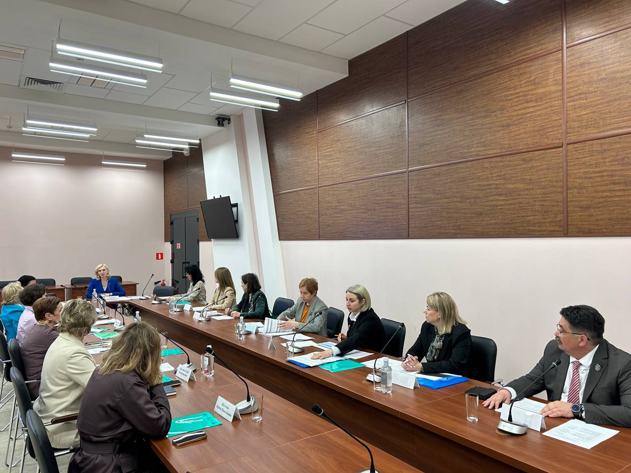 На Ставрополье прошло заседание по обсуждению результатов разработки предложений в план Стратегии развития образования РФ до 2040 года Сегодня на базе музейно-выставочного комплекса «Россия – моя история» в городе Пятигорске в рамках совещания с руководителями муниципальных органов управления образования и руководителями школ Ставропольского края прошло заседание рабочей группы по обсуждению результатов стратегической сессии, посвященной вопросу разработки предложений в федеральный план реализации Стратегии развития образования в Российской Федерации. Членами рабочей группы рассмотрены сформулированные участниками стратегической сессии инициативы по различным уровням образования с учетом мнений ключевых участников образовательного процесса. Все предложенные мероприятия соотнесены с вызовами/подвызовами Стратегии, а также проранжированы по критериям социальных и экономических эффектов от их реализации. По результатам стратегической сессии предложения от Ставропольского края будут направлены в Министерство просвещения Российской Федерации для дальнейшего анализа и учета при утверждении итоговой редакции Стратегии развития образования в Российской Федерации.
