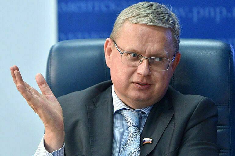 В Госдуме заявили что россиянам вредно мечтать о зарплате в 1 млн рублей По словам депутата Михаила Делягина такие доходы доступны лишь образованным и востребованным специалистам Он добавил что зумеры поколение которое чаще всего лишено образования поэтому такая планка для них недосягаема veraafanasyeva