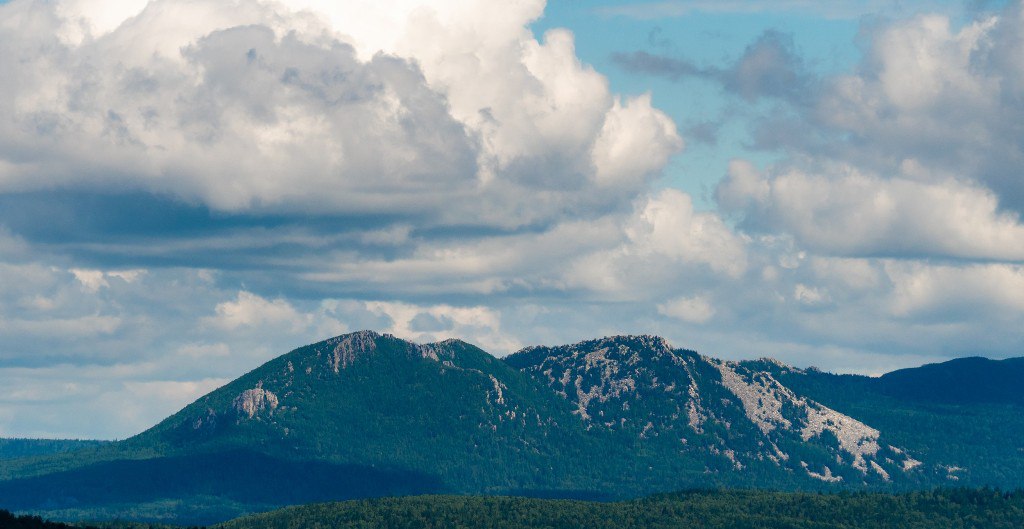 На Южном Урале обновили дороги ведущие к популярным туристическим зонам Сейчас стало комфортнее подъехать к горнолыжным курортам природным паркам и культурным памятникам Среди этих дорог Первуха Меседа Тюлюк где выполнен капитальный ремонт участка 9 7 км из 33 км обеспечившего удобное сообщение между населенными пунктами и национальным парком Зигальга сообщили в пресс службе министерства дорожного хозяйства и транспорта Челябинской области Завершены работы на крупных капиталоемких объектах Аша Точильный выполнен капитальный ремонт участка протяженностью 11 1 км с опережением графика Сооружен новый мост через реку Бия протяженность участка строительства 150 м а на мостовом переходе через реку Симок 500 м выполнена реконструкция что повысило надежность и пропускную способность сооружений eoblast