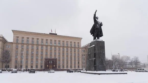 Замминистра региональной безопасности Воронежской области покидает свой пост  Максим Сорока уходит с поста замминистра региональной безопасности Воронежской области — начальника отдела по делам гражданской обороны, защиты населения и пожарной безопасности.   Он принял такое решение из-за перехода на работу в Контрольно-счетную палату  КСП  региона. Об этом сообщили в министерстве. По данным «Ъ-Черноземье», господин Сорока уже работает в КСП.  Фото: Олег Харсеев/Коммерсантъ  Подписывайтесь на «Ъ-Черноземье»