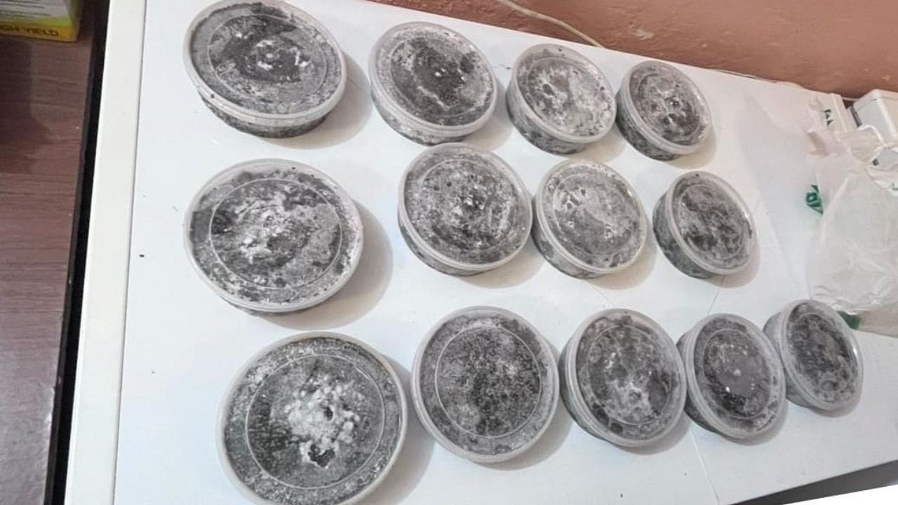 В Хабаровском крае местный житель стал фигурантом уголовного дела за вылов краснокнижных осетров Сотрудниками полиции совместно с коллегами из регионального управления ФСБ России задержан 42-летний местный житель. В двух гаражных боксах и на лодочной станции, расположенных в г. Амурске, обнаружены рыболовная сеть и катер с подвесным лодочным мотором, принадлежавшие подозреваемому, а также 85 фрагментов осетра и 5 экземпляров аналогичной рыбы. Вес изъятых водных биологических ресурсов составил около 700 кг. Кроме того, найдены 13 пластиковых полукилограммовых контейнеров с чёрной икрой. Общий вес изъятого деликатеса составил порядка 7 кг. Сумма причинённого ущерба превысила 7 млн рублей. В счёт его погашения у злоумышленника изъята различная бытовая техника. Со слов задержанного, он добыл рыбу, запрещённую к вылову, на реке Амур в районе села Омми Хабаровского края. С какой целью гражданин незаконно выловил краснокнижные биоресурсы, в настоящее время устанавливает следствие. Возбуждено уголовное дело по ч. 1 ст. 258.1 УК РФ. Фигуранту избрана мера пресечения – подписка о невыезде и надлежащем поведении. В настоящее время биоресурсы, снасти и катер с мотором изъяты сотрудниками полиции и помещены на ответственное хранение.