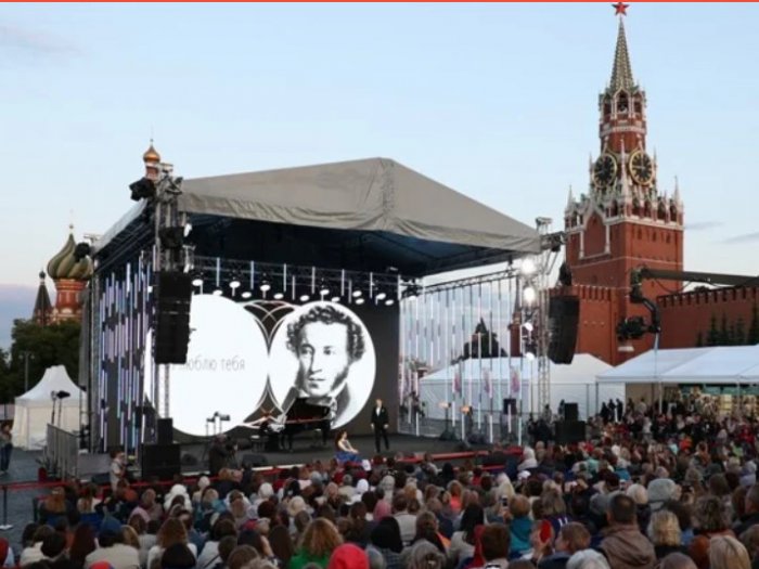 Книжный фестиваль «Красная площадь» пройдет в Москве Более 600 мероприятий от 400 издательств со всей страны будут представлены на XI книжном фестивале «Красная площадь», который пройдет с 4 по 7 июня в Москве. «На фестивале мы ожидаем более 400 издательств – от Калининграда до Владивостока. В этом году мы сохранили всю композицию фестиваля: он пройдет на 14 площадках», – цитирует ТАСС слова директора департамента господдержки периодической печати и книжной индустрии Минцифры РФ Владимира Григорьева. На открытии фестиваля ожидаются театральные постановки, концерты и мастер-классы. «Программа насыщенная: каждый день запланировано около шести-семи крупных событий, всего их будет около 30. В этом году участвуют несколько городов. Не только Москва и Санкт-Петербург, к которым мы уже привыкли, но и Нижегородский театр оперы и балета с камерной программой», – рассказала программный директор «Главной сцены» Полина Васильева. Подробнее Фото: сайт проекта Поддержать донатом