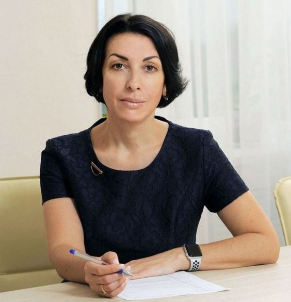 Замгубернатора заявила, что нужно сократить финансирование общеобразовательных школ и больше вкладываться в средние специальные заведения. Такое мнение озвучила Татьяна Савинова на прошедшем «Иннопроме-2025». «Студенты на выходе получают профессию, место работы и лучшие условия для развития. По этой причине целесообразнее вкладывать государственные средства в систему среднего профессионального образования, чем в старшие классы», — цитируют замгубернатора ЕАН. Согласны с её словами? Фото: све. рф Подписаться Новости Екатеринбурга