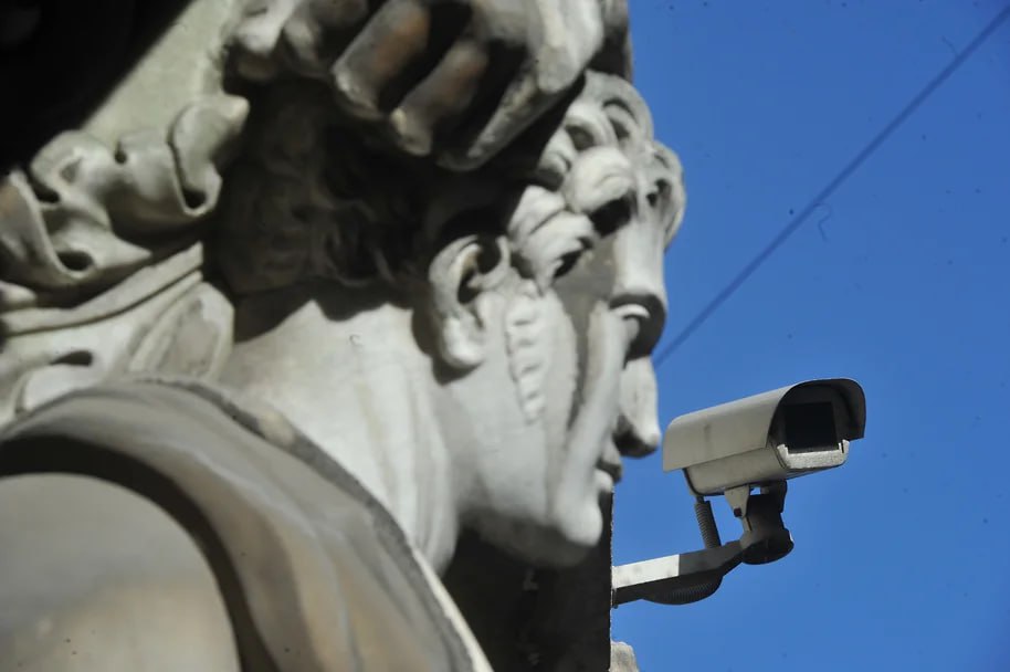 Граждан впервые могут начать автоматически штрафовать за административные нарушения используя систему распознавания лиц и данные с камер по аналогии с письмами счастья для водителей Эта идея содержится в законопроекте Минтранса министерство предлагает внедрить новую систему вынесения штрафов за переход железнодорожных путей в неположенном месте Для ее работы ранее предлагалось использовать Единую биометрическую систему ЕБС Но ее оператор говорит что функция автоматического наложения штрафов не может быть реализована на ее базе технически и нормативно В ФСБ и МВД ранее критиковали идею автоматических штрафов по лицу опасаясь что это приведет к резкому оттоку данных из ЕБС jkinvest news jkinvest