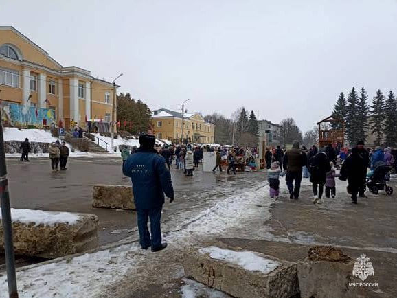 Спасатели обеспечили пожарную безопасность на масленичных гуляньях  На прошедших выходных в тульском регионе состоялись праздничные мероприятия по проводам зимы и встречи весны – Широкая масленица.   ‍  По традиции, в последний день масленичной недели принято сжигать чучело, а чтобы это событие прошло для жителей весело, беззаботно и не представляло никакой опасности, инспекторы государственного пожарного надзора с сотрудниками пожарно-спасательных гарнизонов держали ситуацию под своим контролем, организовав дежурство на 27 праздничных мероприятиях в области.  Кроме того, накануне мероприятий сотрудники МЧС России встретились с организаторами праздников, где напомнили им о правилах безопасного использования открытого огня, о наличии средств первичного пожаротушения и, при необходимости, о возможности беспрепятственного подъезда техники экстренных служб.   МЧС Тульской области   подписаться