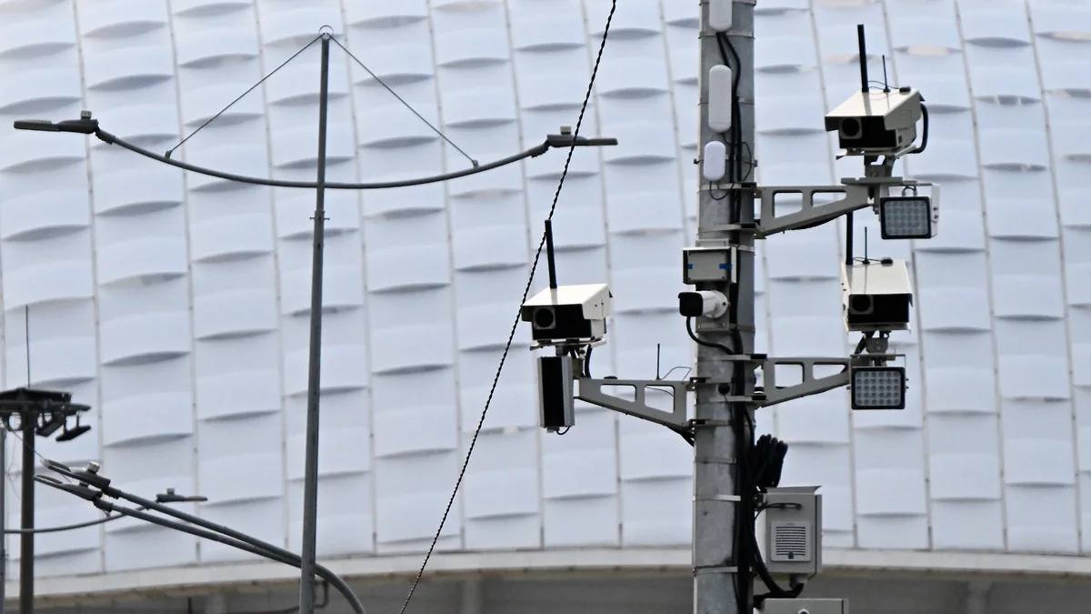 В Казани для поиска подозреваемых и пропавших людей начали использовать видеоаналитику на базе искусственного интеллекта Система работает с видеопотоками камер установленных в подземных переходах и у входов на станции метро и применяется в интересах правоохранительных органов Нейросеть анализирует данные с десятков камер и позволяет выявлять разыскиваемых людей в общем потоке По данным разработчиков точность распознавания превышает 99 9 Подписаться Новости Казани