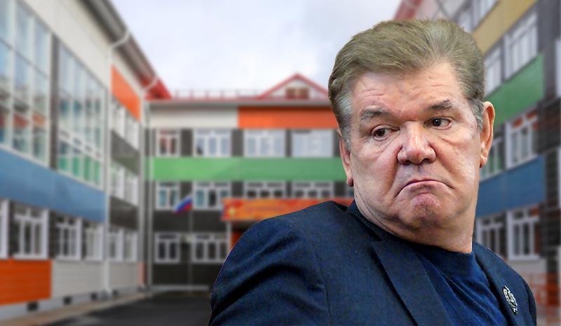 Арбитражный суд Красноярского края отклонил иск строительной компании Сибиряк принадлежащей бизнесмену Владимиру Егорову Компания требовала взыскать с краевого Министерства образования 157 5 миллиона рублей В иске отмечено что Егоров перечислил министерству 391 7 миллиона рублей как добровольное возмещение ущерба по уголовному делу Именно такая сумма фигурировала на начальном этапе расследования Позже после экспертиз размер ущерба снизили до 249 2 миллиона Сибиряк утверждает что Егоров заплатил на 142 5 миллиона больше и потребовал вернуть эти деньги а также начислить 15 миллионов за пользование ими Подробнее на Бабре красноярск kras 24