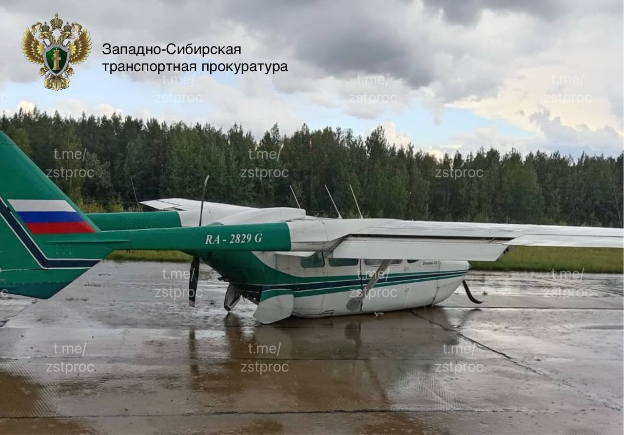 С неисправным шасси совершил посадку легкомоторный Cessna 337 Skymaster в аэропорту Байкит Красноярского края Самолет получил повреждения сообщает Западно Сибирская транспортная прокуратура По данным ведомства воздушное судно принадлежит авиакомпании Спецавиа На борту находились два человека Абаканской транспортной прокуратурой организована проверка  Подписывайтесь на Ъ Сибирь
