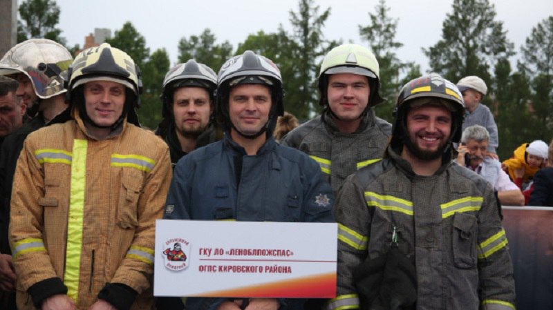 Представители Ленобласти завоевали бронзу на VII соревнованиях «Сильнейший пожарный» в Петербурге В Санкт-Петербурге в седьмой раз прошел турнир лучших огнеборцев страны. В 2025 году состязания собрали более 70 участников из разных регионов России, а также гостей из Сербии и Беларуси. Соревнования состоялись 28 июня в парке Героев-пожарных. Огнеборцам предстояло преодолеть комплекс испытаний в полном снаряжении. На финише спортсмены должны были «вынести из огня» манекен весом 70 килограммов. Для зрителей подготовили музыкальную программу с диджеями, тематические викторины и конкурсы. В 2025 году соревнования прошли в двух группах – «Лидер» и «Вызов». В первой победила команда Беларуси, второе и третье места заняли сборные Санкт-Петербурга. В группе «Вызов» золото досталось огнеборцам из Мурманской области, серебро – сборной Сербии, а бронзу завоевала команда МЧС Ленинградской области. Фото: ГУ МЧС.