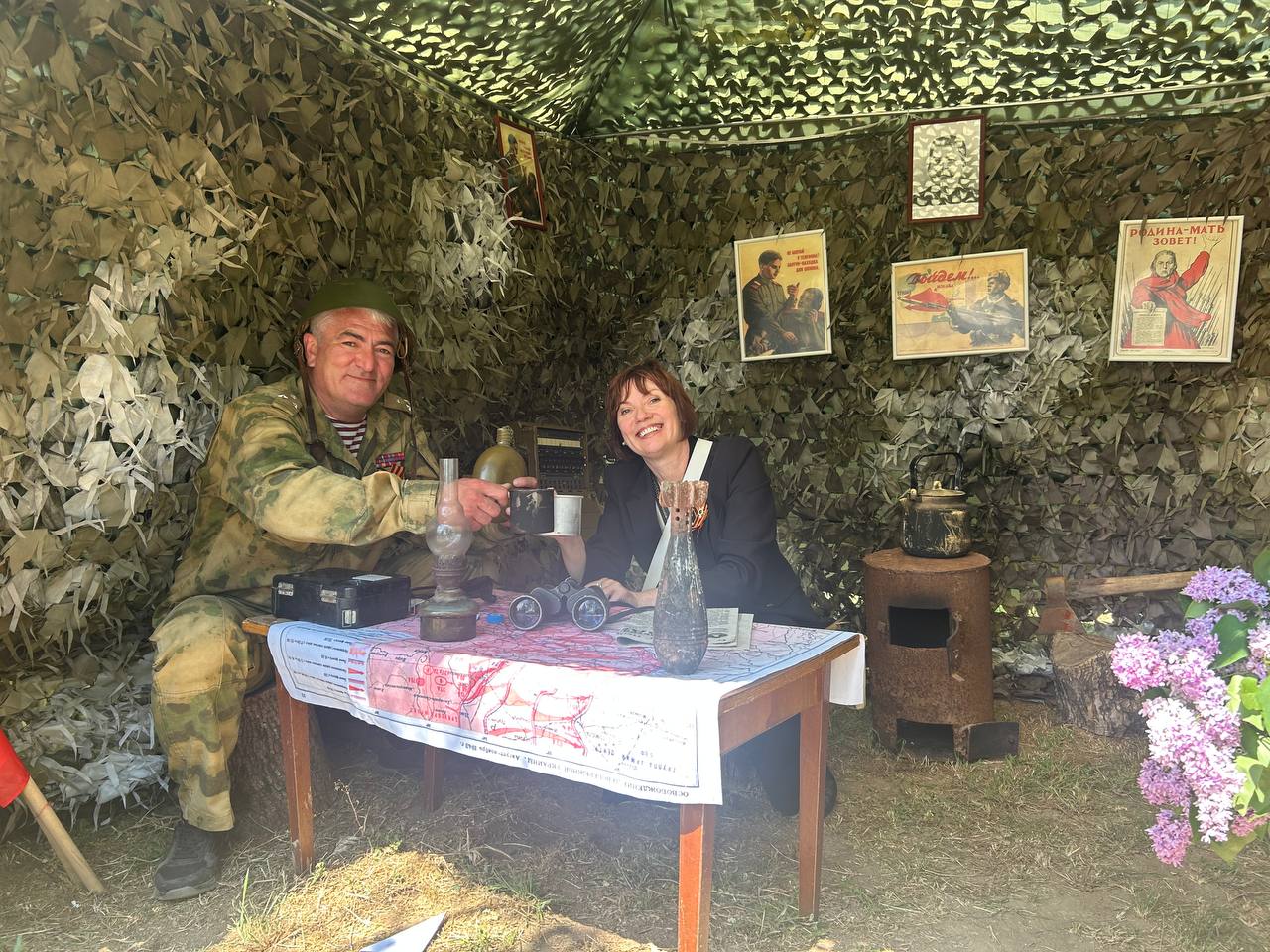 Единая Россия организовала для жителей Херсонской области интерактивные площадки в День Великой Победы Мастер класс по изготовлению и ношению Георгиевской ленты, письма героям, Смуглянка, инсталляция военного штаба 40-х годов были развернуть в Парке Шевченко. Делюсь самыми яркими моментами