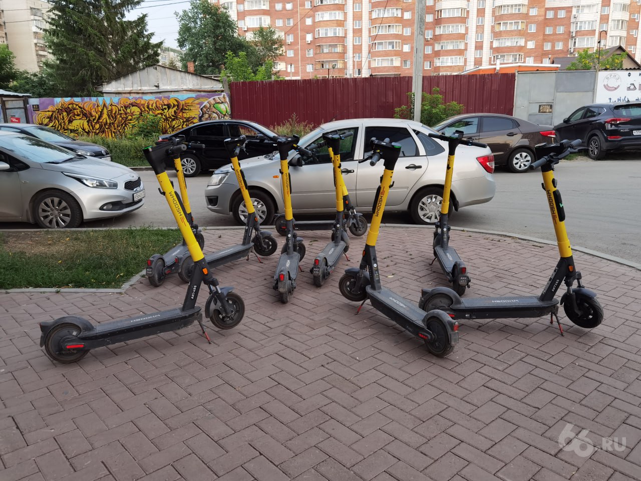 Вернуть самокаты на улицы Благовещенска потребовала прокуратура Неделю назад мэр Олег Имамеев первым в России запретил кикшеринг в городе. Совсем. Этот флешмоб подхватили другие города, особенно те, где самокатов никогда и не было. Прокуратура решение главы не оценила и потребовала отменить закон, пишет издание Amur.life. Надзорный орган считает, что мэр нарушил Конституцию РФ, ограничив право на свободу передвижения. Предполагается, что в Благовещенске все же определят места, где можно будет пользоваться электросамокатами. А вы поддерживаете полный запрет самокатов? — да — нет
