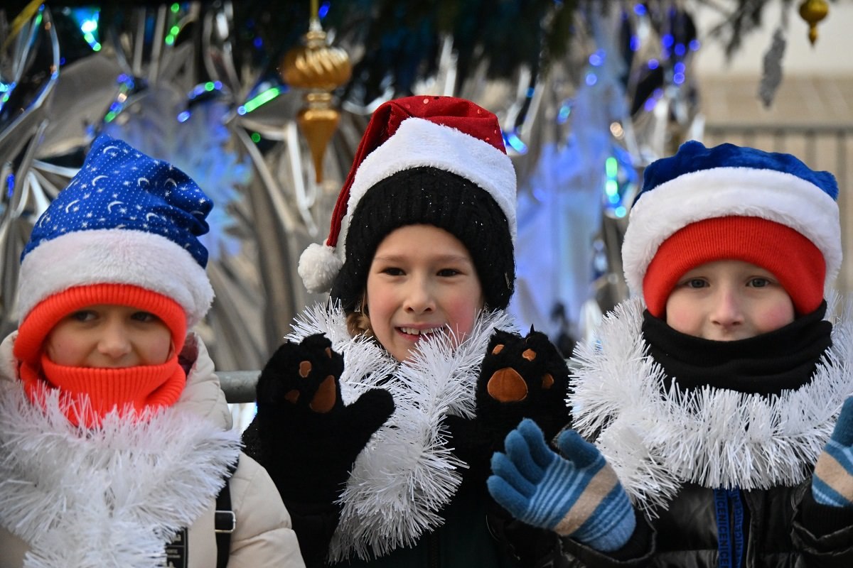 В Челябинске прошли рождественские елки главы города волшебное представление Алиса в Стране чудес увидели около 1200 детей Главными гостями стали ребята из многодетных семей семей участников СВО и тех кто оказался в трудной ситуации Дети смеялись удивлялись и встречались с Дедом Морозом а в конце получили подарки Театр Манекен назвал постановку Чудесатыми приключениями история Алисы сочетала юмор и важные темы поиск себя и сохранение внутреннего я Рождественские елки стали частью масштабной новогодней программы города В эти праздники ледовый городок принимает до 15 тысяч человек в день билеты на каток в парке Гагарина раскупают на несколько сеансов вперед а кинотеатры города ежедневно посещают до тысячи человек