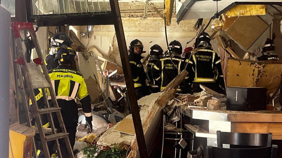 Взрыв в баре в Пуэнте де Вальекас Мадрид минимум 25 пострадавших В районе Пуэнте де Вальекас в Мадриде около 15 00 произошёл взрыв в баре Mis Tesoros на улице Мануэль Марото по меньшей мере 25 человек получили ранения трое из них тяжёлые ещё двое потенциально тяжёлые На место происшествия прибыло 13 бригад службы скорой помощи Samur PC 18 пожарных команд а также подразделения SUMMA 112 Пожарные разбирают завалы вручную здание считается нестабильным и использование тяжёлой техники опасно Улица перекрыта полиция регулирует движение работает дрон подразделение для оценки ситуаций с воздуха Местных жителей просят оставаться дома Один из соседей описал ситуацию как хаос Бар и близлежащие здания повреждены во многих квартирах трещины в стенах и выбитые окна