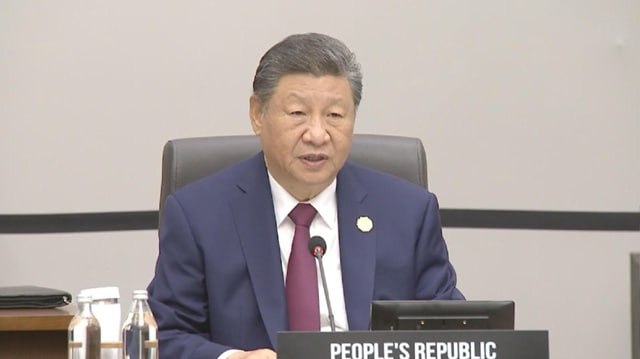 Си Цзиньпин призвал страны АТР строить инклюзивную открытую экономику Председатель КНР принял участие в первой сессии 32 й неформальной встречи лидеров экономик АТЭС открывшейся в южнокорейском городе Кёнджу В своей речи китайский лидер выдвинул предложение из пяти пунктов по содействию всеобщей и инклюзивной экономической глобализации и созданию сплоченного Азиатско Тихоокеанского сообщества 1 Страны Азиатско Тихоокеанского региона должны принять совместные усилия по защите многосторонней торговой системы ядром которой является ВТО и обновлению международных торгово экономических правил в целях защиты развивающихся экономик 2 В регионе необходимо создать открытую экономическую среду для этого следует упростить процедуры торговли и инвестиций расширить налоговое и финансовое сотрудничество укрепить экономическую интеграцию 3 Требуются совместные усилия по поддержанию стабильности и бесперебойности промышленных и производственно сбытовых цепочек 4 Необходимо продвигать цифровую и зеленую трансформацию трансграничной торговли 5 Государства АТР должны вместе содействовать всеобщему и инклюзивному развитию ориентированному на человека Си Цзиньпин подчеркнул что Китай привержен идее совместного развития со всеми странами придерживается политики открытости и предпринимает реальные шаги по продвижению свободной торговли Он также выразил уверенность что китайская модернизация создаст новые возможности для АТР и мира в целом Китайская Панорама