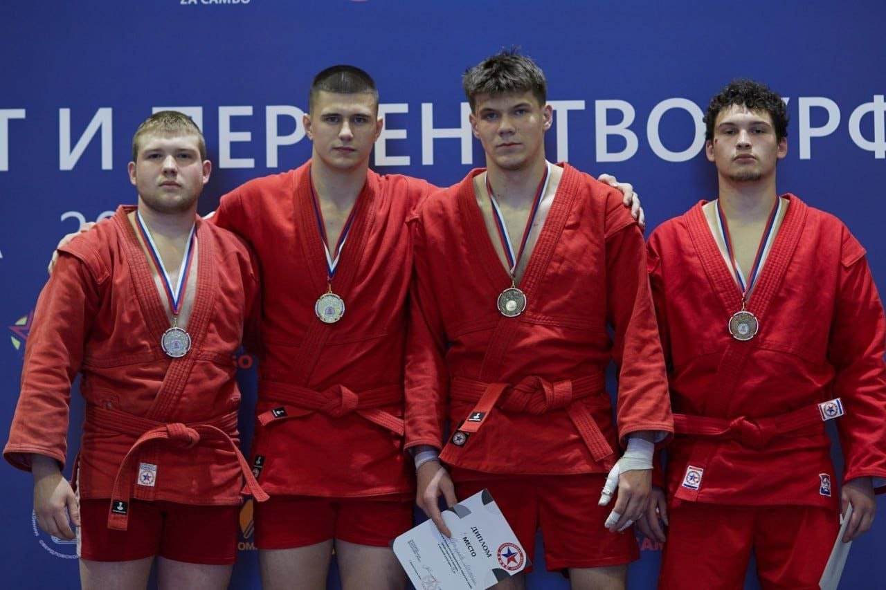 Курганские самбисты вернулись с медалями с чемпионата УрФО.  В Верхней Пышме состоялся чемпионат Уральского федерального округа по самбо среди мужчин и женщин, а также по боевому самбо среди мужчин. Курганцы на соревнованиях выступили успешно, сообщает пресс-служба Управления по физической культуре и спорту Курганской области.    С «золотом» вернулись воспитанница Спортивной школы олимпийского резерва № 1 Екатерина Нефёдова и спортсмен «Динамо» Марат Абеуов.    Второе место занял атлет из «Динамо» Александр Сидоров.    Бронзовые медали у спортсменки училища олимпийского резерва Александры Хомяковой и спортсмена ШГПУ Александра Нелюбина.    В состязаниях по боевому самбо «бронзу» среди мужчин в категории 79 килограммов взял воспитанник ДЮСШ № 4 Артур Елин.