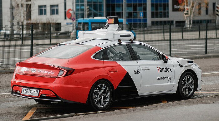 Власти назначили ответственных за аварии с беспилотными автомобилями Минтранс подготовил новую версию закона об автономных транспортных средствах над которым работает уже почти пять лет Отсутствие регулирования сдерживает распространение технологии беспилотного вождения в России По словам представителя Минтранса в предыдущих версиях документа шла речь о том что в случае ДТП могут быть виноваты только водители или производители Сейчас же круг лиц между которыми будет распределяться ответственность расширен Так производитель ТС может понести ответственность если причиной ДТП стало нарушение ПДД самим беспилотным автотранспортом владелец если он нарушил требования руководства по эксплуатации или внес несанкционированные изменения в конструкцию ТС Если ДТП произошло из за некачественного техобслуживания или ремонта а также из за невыполнения работ по установке обязательных обновлений ПО ответственность ляжет на авторизованный сервисный центр указано в законопроекте Оператор дистанционной поддержки будет нести ответственность в случае неисполнения им собственных операторских обязанностей Подробнее тут Импортозамещение в ИТ
