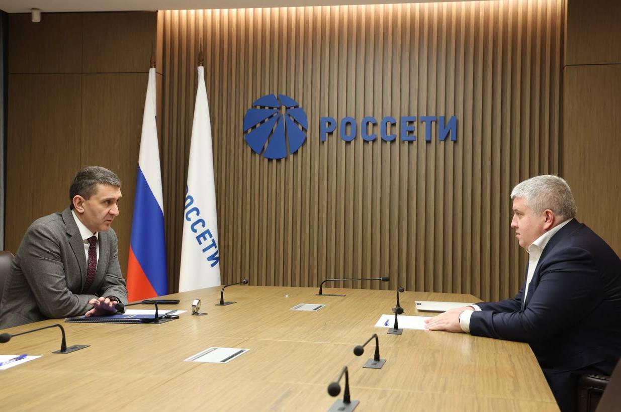 Россети направят более 12 6 млрд рублей на развитие электросетей Новгородской области в 2026 году Губернатор Новгородской области Александр Дронов и глава Группы Россети Андрей Рюмин на встрече в Москве обсудили работу сетевой инфраструктуры в зимний период и проекты нацеленные на развитие региона В конце декабря начале января через Новгородскую область прошло несколько циклонов с обильными осадками и шквалистым ветром Непогода сопровождалась колебаниями температуры около нуля градусов В таких условиях линии электропередачи всего за час покрывались толстым слоем льда и мокрого снега что приводило к обрывам проводов Новгородские энергетики в круглосуточном режиме ликвидировали последствия непогоды На помощь пришли коллеги из соседних областей в общей сложности Россети задействовали 97 бригад которые устранили 2 тыс обрывов проводов линий электропередачи убрали 3 7 тыс упавших деревьев Хочу еще раз поблагодарить энергетиков в том числе из других регионов за помощь которую они оказали Новгородской области Ситуация непростая но специалисты работали профессионально и самоотверженно Износ сетей электроснабжения в Новгородской области более 80 Для исправления ситуации по поручению Президента России разработана Программа повышения надежности функционирования электросетевого комплекса Новгородской области в 2024 2027 годах В соответствии с ней планируется реконструкция более 60 энергообъектов монтаж свыше 750 км самонесущего изолированного провода на воздушных линиях электропередачи устойчивого к образованию наледи отметил Александр Дронов Ситуация в Новгородской области остается на особом контроле На надежность электроснабжения потребителей здесь влияет не только погода но и накопленный за предыдущие годы износ сетей Преодолеть этот вызов наша ключевая задача Но также важно продолжить проекты которые создают условия для развития региона Сейчас мы готовимся к открытию новой магистральной подстанции 330 кВ начинаем строительство энергообъектов для высокоскоростной железнодорожной магистрали Москва Санкт Петербург рассказал Андрей Рюмин Он отметил что Россети направят в текущем году на инвестиции в Новгородской области более 12 6 млрд рублей Будет введено около 300 км линий электропередачи и 133 МВА новой трансформаторной мощности Россети в МАХ
