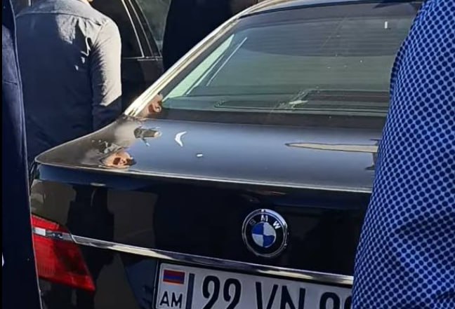 Бронеавтомобиль мэра Гюмри Вардана Гукасяна преследовали четыре патрульные машины когда он ехал на работу сообщает мэрия На дороге длиной 300 метров ведущей от дома Гукасяна до мэрии нарушение ПДД невозможно утверждают в муниципалитете В мэрии назвали заявление МВД о нарушении правил мэром абсолютной ложью Мэрия считает заявление МВД частью политически мотивированной кампании властей Армении против Гукасяна Ранее МВД сообщило News am о составленном протоколе за нарушение ПДД автомобилем мэра Подписаться на нас