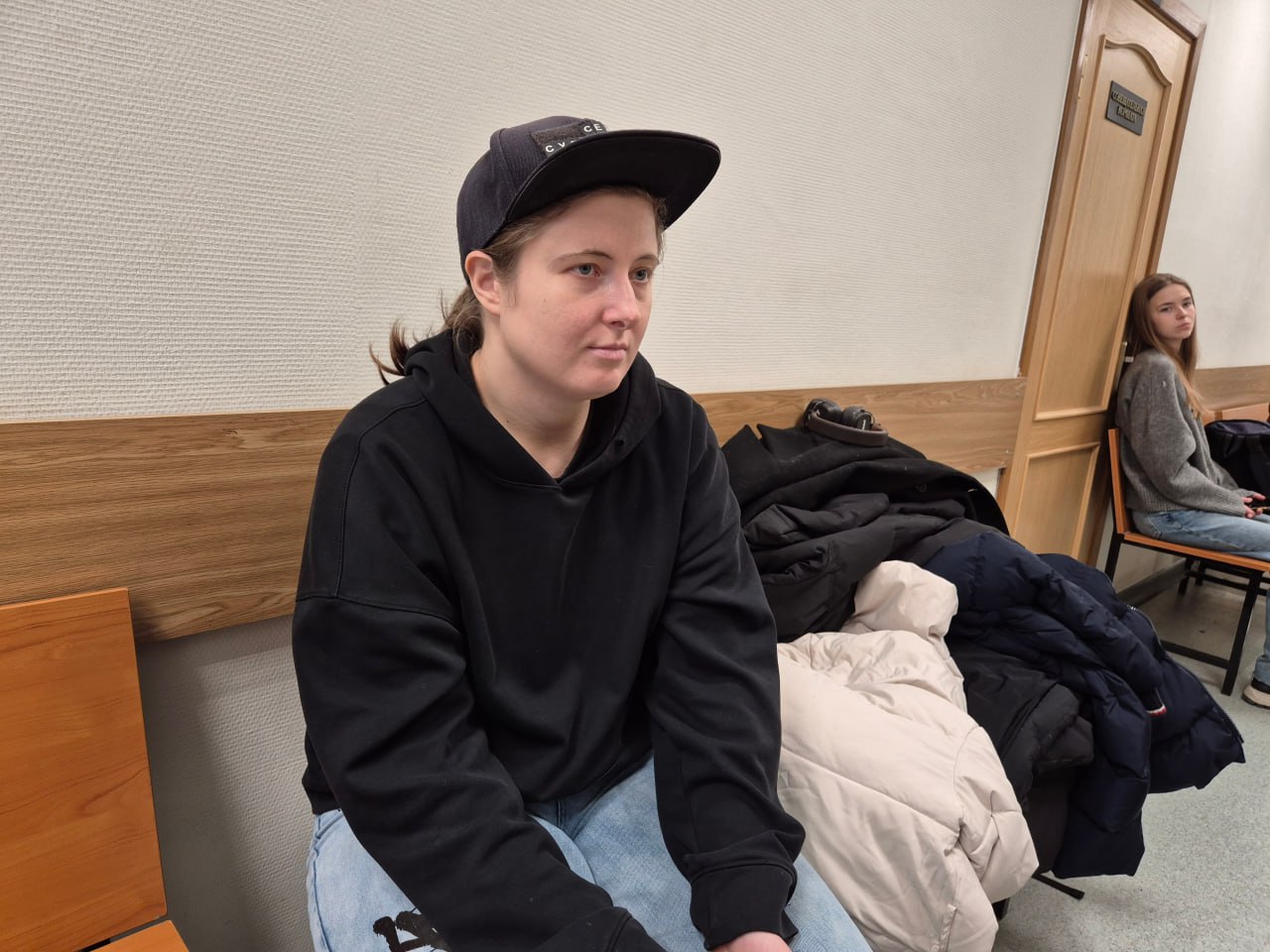 Подругу Седы Сулеймановой арестовали на десять суток за одиночный пикет у полицейского отделения О наказании для Лены Патяевой корреспондент Бумаги сообщил из Красносельского суда Петербурга Патяеву обвинили в нарушении части 8 митинговой статьи 20 2 о повторном нарушении порядка организации митинга Лене зачли задержание с 14 45 25 ноября Суд постановил уничтожить плакат Контекст Накануне Патяева встала с плакатом Вы отдали ее на смерть Живите с этим у 54 го отдела полиции куда два года назад ее подругу Седу Сулейманову доставили перед насильственным возвращением в Чечню Через 40 минут ее задержали а затем доставили в отделение полиции 42 где оставили на ночь Что было на суде Лена признала вину и раскаялась но озвучила замечание по словам девушки она не смогла найти информации на каком расстоянии от участка можно проводить пикетирование Сотрудник полиции Андрей Хруставчук заявил что перед задержанием он попросил Лену прекратить пикет но она не отреагировала По словам Патяевой полицейский ни о чем ее не предупреждал Почему нарушение повторное 31 января суд назначил Патяевой 20 часов обязательных работ за одиночный пикет на мосту Кадырова На суде Лена пояснила что она до сих пор не отбыла это наказание потому что по разъяснению своего защитника ждала когда на нее выйдут судебные приставы чего так и не произошло В связи с этим защитница Лены Вероника Карагодина просила назначить ей самое мягкое наказание Что важно знать Вечером 23 августа 2023 года по словам партнера Седы Станислава Кудрявцева к нему и его девушке пришли сотрудники полиции и забрали их в 54 е отделение Там силовики сообщили что Седа подозревается в краже украшений на сумму 150 тысяч рублей Затем молодого человека отпустили а девушку повезли в аэропорт Пулково откуда вероятно отправили в республику Ранее Сулейманова обращалась за защитой в проект СК SOS опасаясь что ее семья может совершить убийство чести В начале 2024 года прокуратура провела проверку действий полицейских и пришла к выводу что Седа добровольно вернулась в республику чтобы остаться там со своей семьей В апреле 2024 года Следственный комитет возбудил уголовное дело по статье об убийстве но о результатах расследования до сих пор не сообщал В октябре 2025 года омбудсмен Чеченской республики Мансур Солтаев обвинил в похищении Седы правозащитников Фото Бумага Подписывайтесь на Бумагу и предлагайте новости