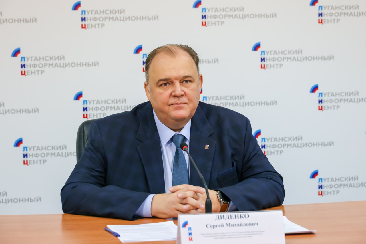 Сергей Диденко рассказал об итогах деятельности Комитета по экономической политике за 2025 год 10 декабря состоялся брифинг председателя Комитета Народного Совета ЛНР по экономической политике промышленности предпринимательству инвестициям и внешнеэкономическим связям Сергея Диденко В своем докладе парламентарий подчеркнул следующее за отчетный период профильным комитетом проведено 38 заседаний из них 4 расширенных а также выездные заседания в округа республики членами комитета рассмотрено 167 вопросов в том числе 51 проект федеральных законов а также 8 обращений граждан и организаций проведено совещание с представителем Министерства иностранных дел РФ в г Луганске Владиславом Дейнего в рамках совместной деятельности Комитета и Представительства МИД РФ в г Луганске депутаты комитета представляют Парламент в составе инвестиционного комитета ЛНР попечительского совета НКО Фонд поддержки предпринимательства Луганской Народной Республики общественно экспертного совета при Министерстве промышленности и торговли ЛНР при участии членов комитета разработано 9 законопроектов впоследствии принятых в качестве законов ЛНР Региональные законы разработанные профильным комитетом касаются установления запрета продажи безалкогольных тонизирующих напитков в том числе энергетических управления и распоряжения собственностью ЛНР или муниципальной собственностью установления требований к размещению и обустройству сезонных залов зон обслуживания посетителей в которых осуществляется розничная продажа алкогольной продукции при оказании услуг общественного питания наделения органов местного самоуправления в ЛНР отдельными государственными полномочиями ЛНР в области контроля предельных уровней цен тарифов установленных в регионе инвестиционной политики и государственной поддержки инвестиционной деятельности осуществления международных и внешнеэкономических связей Луганской Народной Республики развития креативных творческих индустрий в Луганской Народной Республике осуществления международных и внешнеэкономических связей органами местного самоуправления в ЛНР развития малого и среднего предпринимательства в регионе Сергей Диденко сообщил что в 2026 году продолжится разработка проектов законов в сфере государственной поддержки инвестиционной деятельности инновационной политики контроля надзора технического состояния и эксплуатации аттракционов на территории ЛНР Подробнее с видеозаписью брифинга можно ознакомиться в ВК и MAX Народный Совет ЛНР в MAX