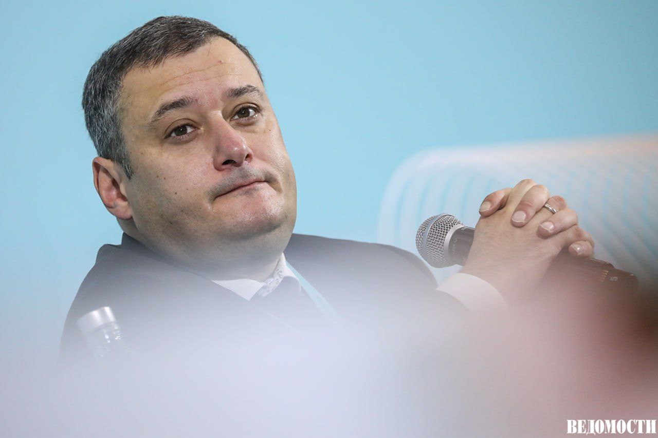 Губернатор Курской области Александр Хинштейн заявил об исках в отношении депутатов застроивших берега рек и Старооскольского водохранилища Прокуратура области по его словам уже подготовила ряд исков в отношении тех кто самовольно ограничил доступ к воде Хинштейн заявил что застройку осуществляли разные уважаемые люди а также представители депутатского корпуса из Курской и Белгородской областей Ничего личного каждого кто решил законом пренебречь он обязательно настигнет написал Хинштейн Telegram Max